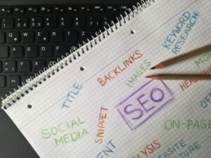 Handgeschreven SEO-mindmap met keyword research en backlinks naast een toetsenbord