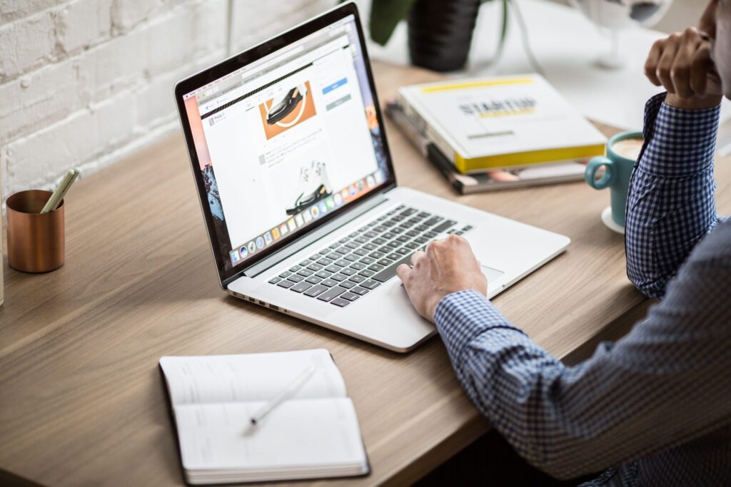 Ondernemer werkt op een laptop aan een webshop-productpagina