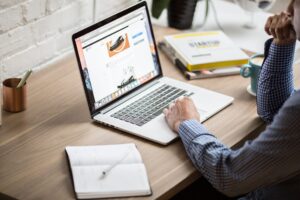 Ondernemer werkt op een laptop aan een webshop-productpagina